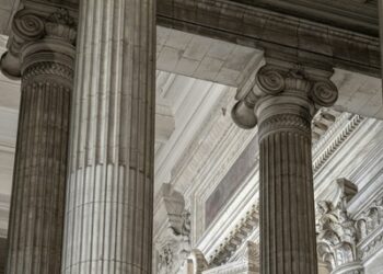 Chapter 11 Bankruptcy or Out-of-Court Restructuring? How Professionals Decide